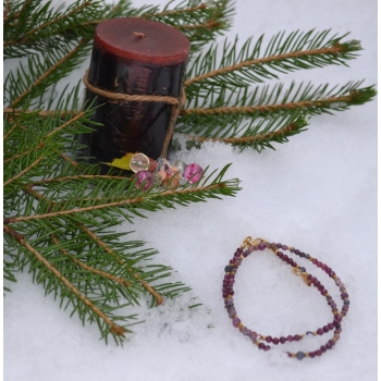 Naszyjnik z rubinami i szafirami.